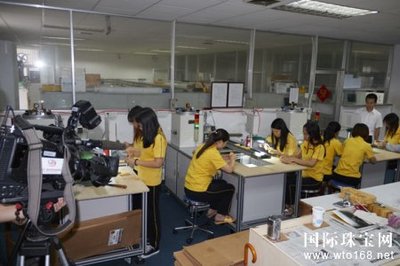 【今日新聞】新時代 &ldquo;星&rdquo;發展 --深圳衛視采訪星光達,聚焦傳統文化產業發展_國際珠寶網-全球最大的珠寶門戶網站。提供及時的行業動態、黃金價格和珠寶加盟等資訊。